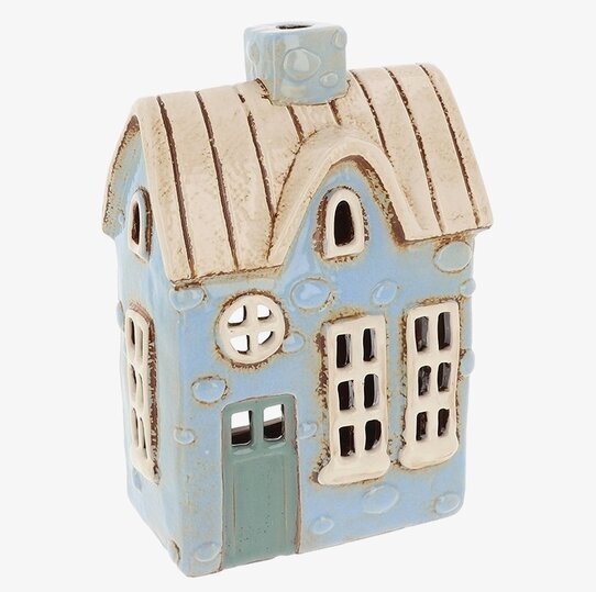 Bild av ljuslykta som sprider värme och charm i hemmet