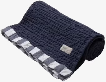 Handduk Våfflad Blå från Ernst med våfflad textur och randig kant