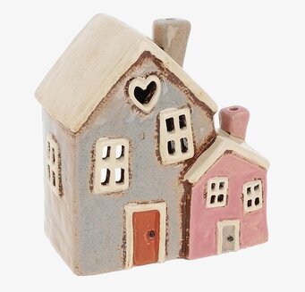 Bild av konstnärlig ljuslykta med två hus i harmoni