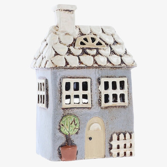 Bild av detaljrik ljuslykta som skapar mysig atmosfär