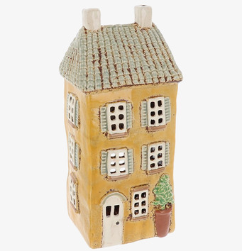 Bild av dekorativ ljuslykta formad som ett charmigt hus