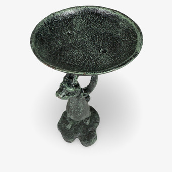 Foto av ett charmigt fågelbad i antik koppardesign