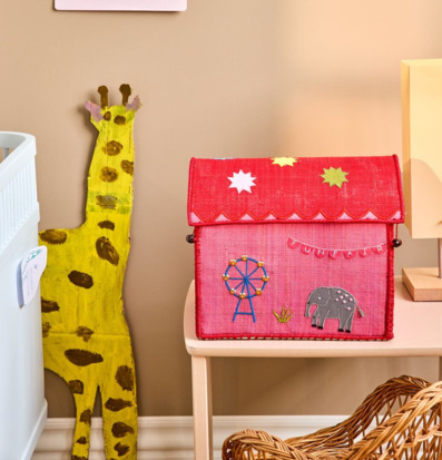 Bild av lekfullt rum med färgglada detaljer och konstverk