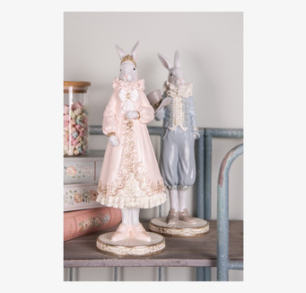 Foto: Elegant kaninfigurin i historiskt inspirerad klänning