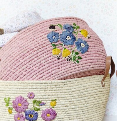 Rund Rosa Raffiakorg från Rice med broderade blommor