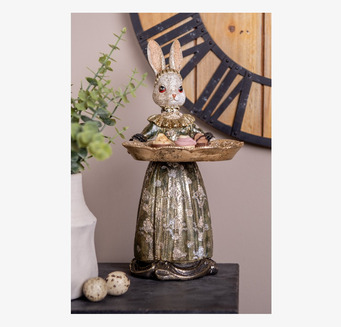 Bild av charmig kaninfigur med serveringsfat i hemmet