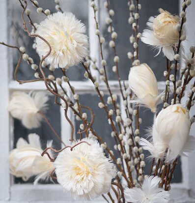 Foto av elegant kvistarrangemang med fjädrar och grenar