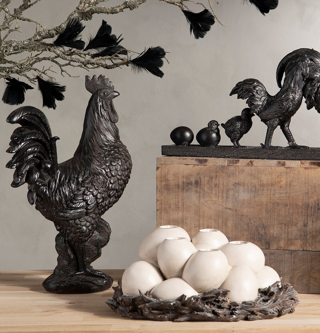 Bild av harmonisk inredning med ljusstakar och skulpturer