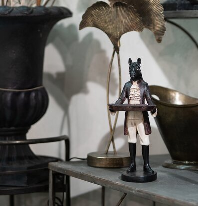 Bild av smakfull interiör med kreativ och elegant design