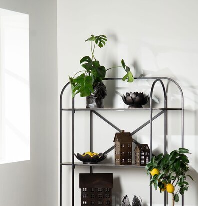 Bild av elegant hylla med konstnärliga dekorationer