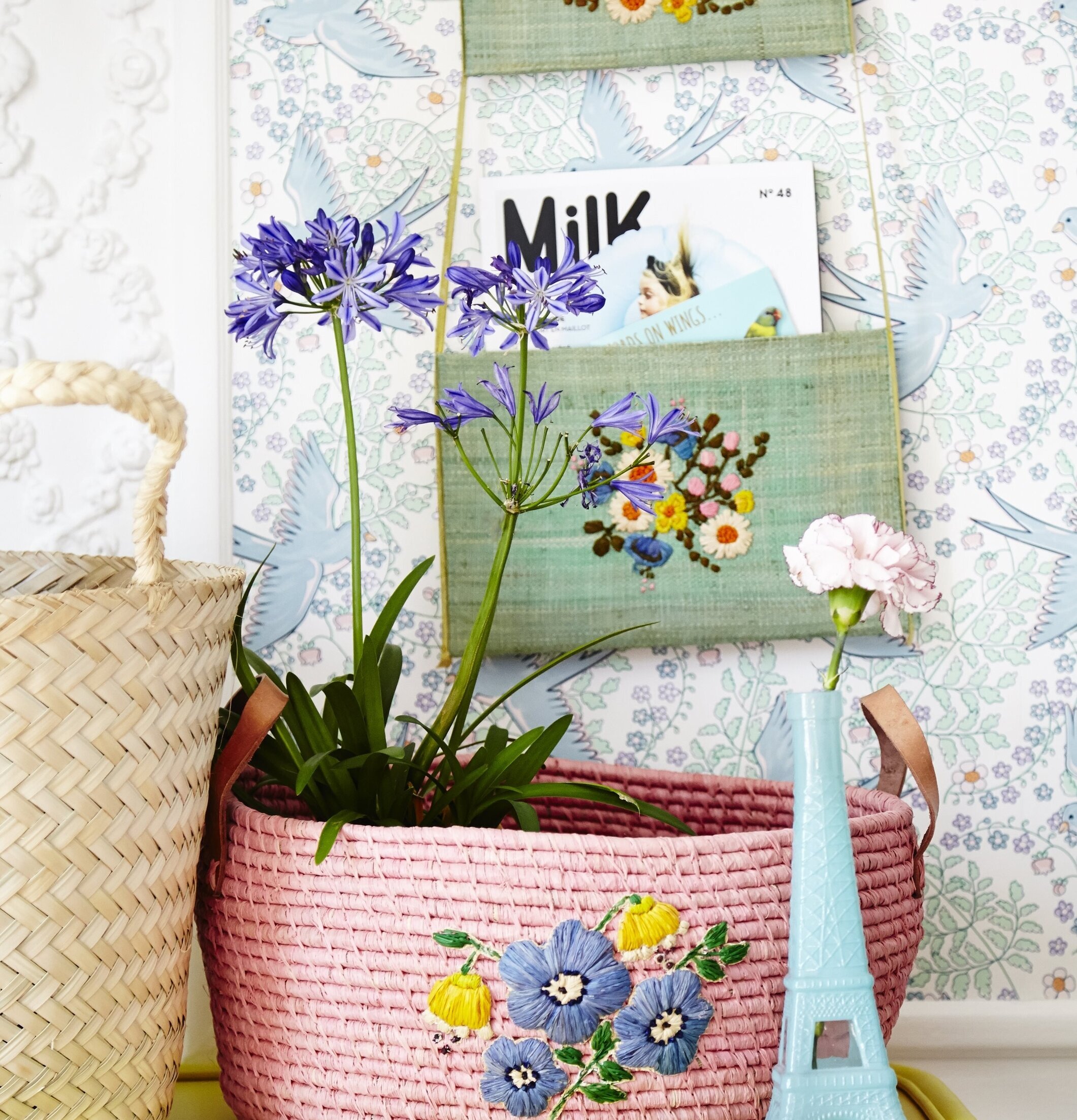 Rund Rosa Raffiakorg från Rice på ljusgrön retro-möbel