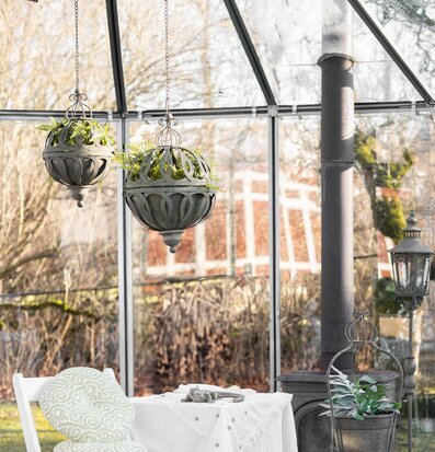 Bild av harmonisk inredning med gröna detaljer