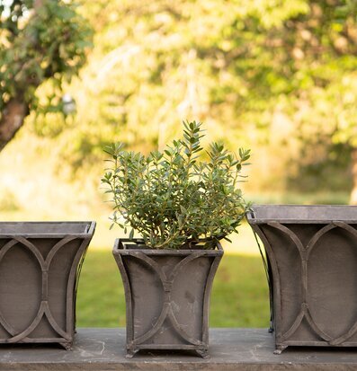 Bild av stilrena metallkrukor med geometrisk design