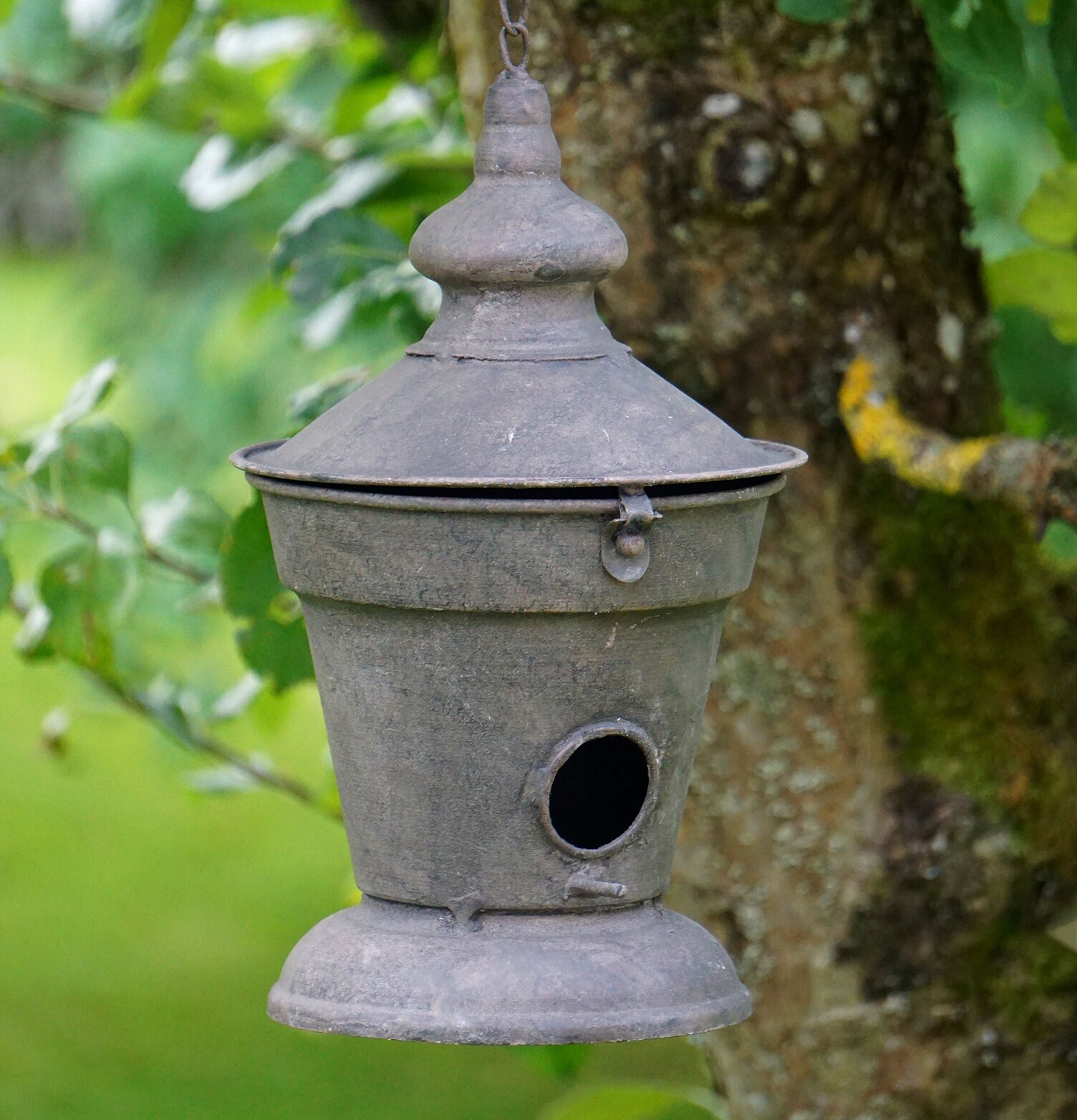 Bild av charmig fågelholk för en trivsam trädgårdsmiljö