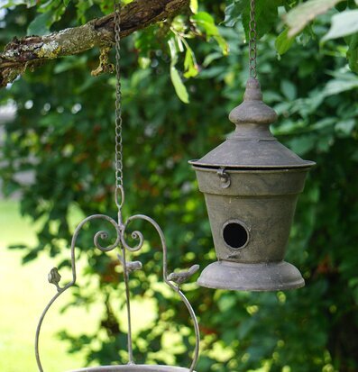 Bild av fågelmatare i trädgårdsmiljö med antik finish