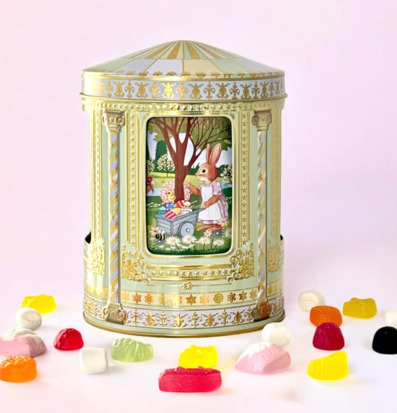 Bild av elegant plåtburk med påskmotiv och godis