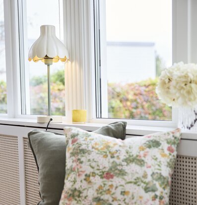 Bild av elegant inomhusmiljö med lampa och soffa