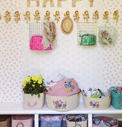 Rund Rosa Raffiakorg från Rice med blombroderi och läderhandtag