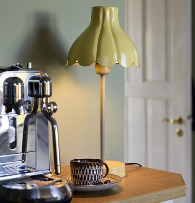 Bild av stilfull heminredning med unik bordslampa