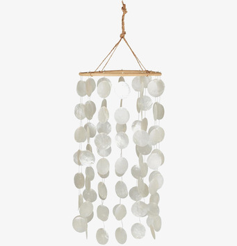 Bild av stilfullt vindspel med vita, skimrande skivor