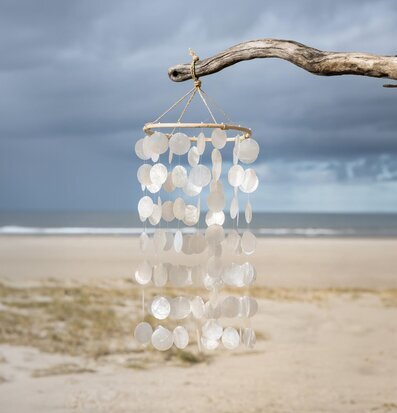 Foto av vindspel vid strand med harmonisk atmosfär