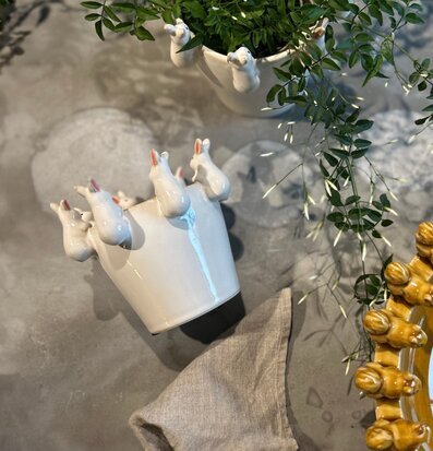 Bild av stilfulla krukor med kaninmotiv och växter