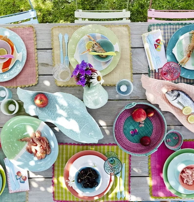 Uppläggningsfat Fisk Korall från Rice i färgglad dukning