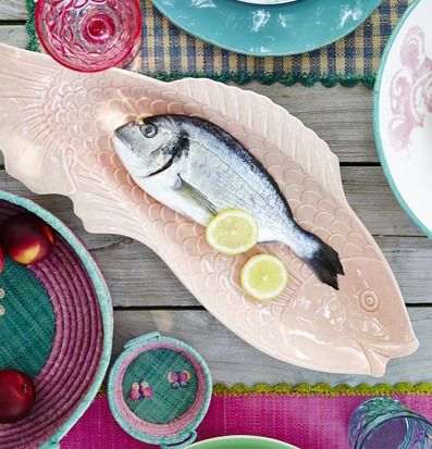 Uppläggningsfat Fisk Korall från Rice på ett dukat bord