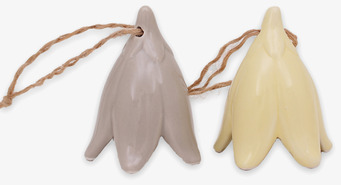 Bild av dekorativa hängen i grått och gult för hemmet