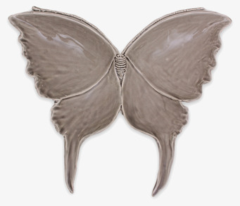 Bild av stort fjärilsformad fat i grått med naturkänsla