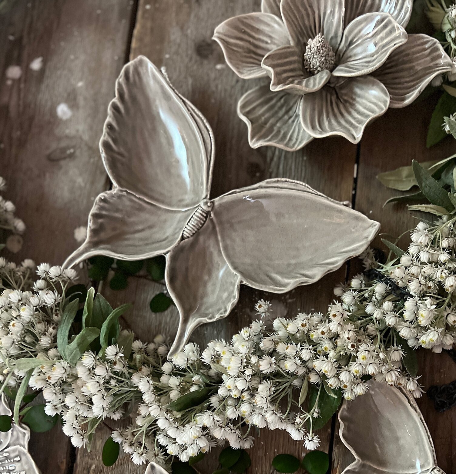 Bild av stilfull inredning med fjärilsfat och blommor