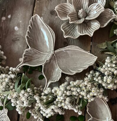 Bild av stilfull inredning med fjärilsfat och blommor