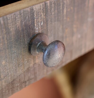 Bild av robust trävägghylla med vintage metallknopp