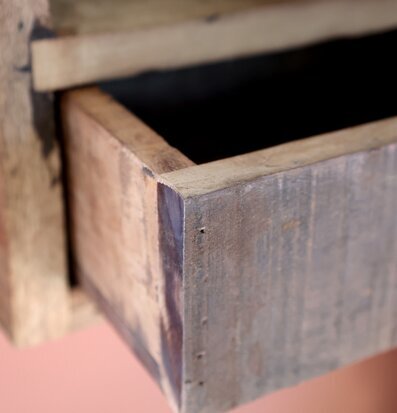 Foto av en detaljerad och naturlig vägghylla i trä