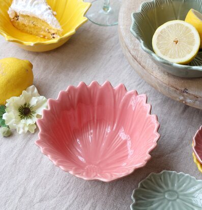 Bild av färgglada dekorativa skålar på dukklädd yta