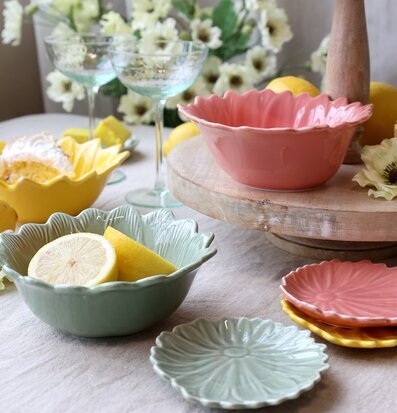 Foto av färgglad dukning med blommiga skålar och citroner