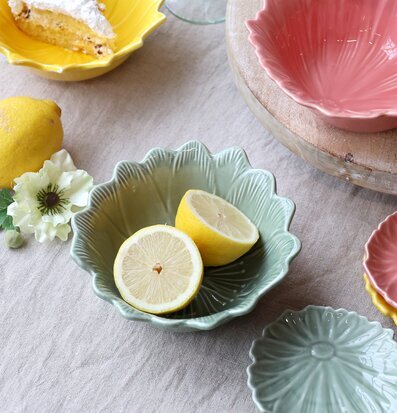 Bild av elegant dukning med färgglada skålar och citroner