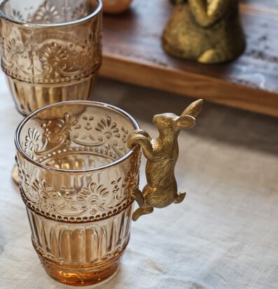 Bild av elegant glasarrangemang med mässingsdetaljer