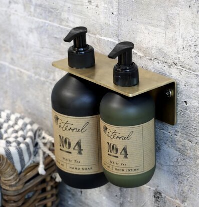 Bild: Elegant väggmontering med glasflaskor i mässing