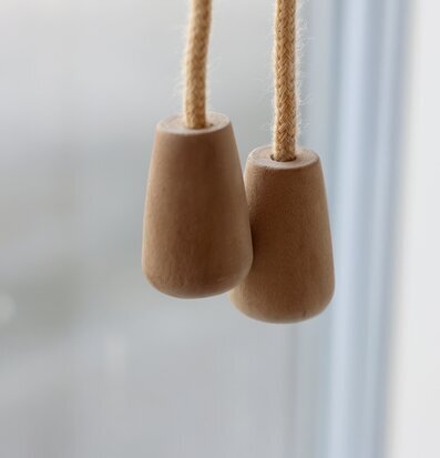 Bild av träknoppar och snören i naturlig inredning