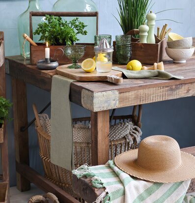 Bild av stilfull och inbjudande inredning med träbord