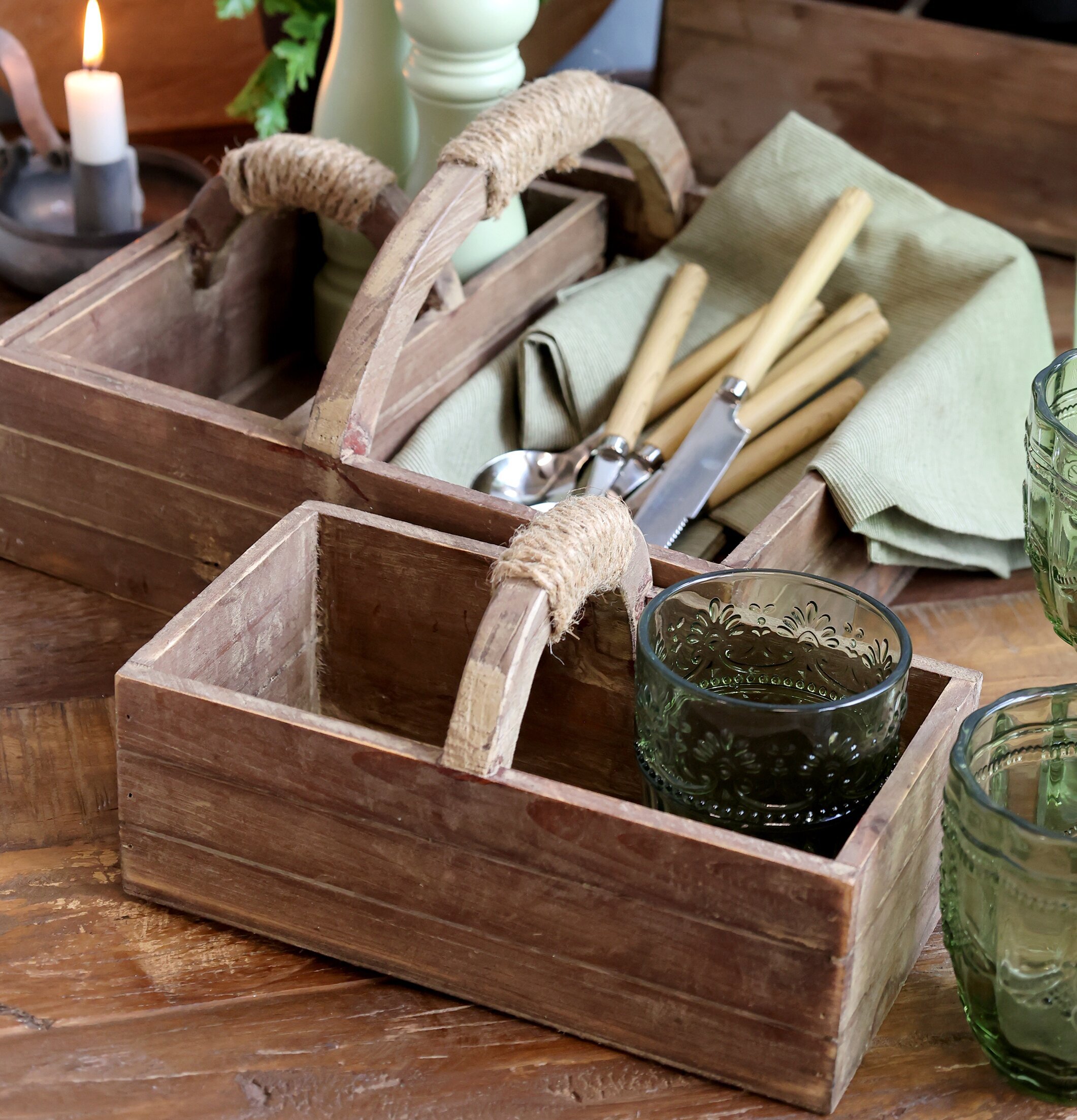 Bild av rustik trälåda och harmonisk inredningsscen