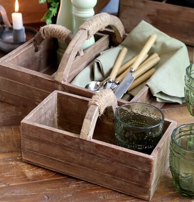 Bild av rustik trälåda och harmonisk inredningsscen