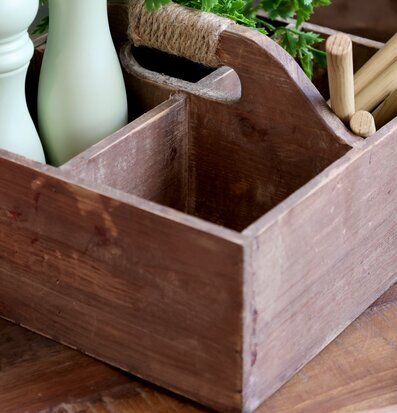 Bild av rustik trälåda med fack för köksförvaring