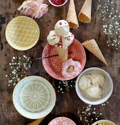 Bild av vacker skålarrangemang med somrig atmosfär