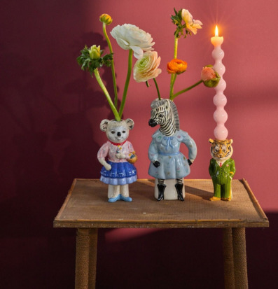 Bild av färgglad och lekfull inredning med keramikvaser