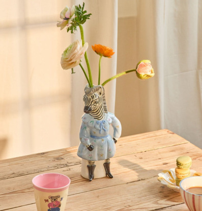 Bild av kreativ keramikvas och hemtrevlig inredning