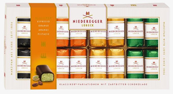 Foto av elegant förpackning med marsipanvariationer