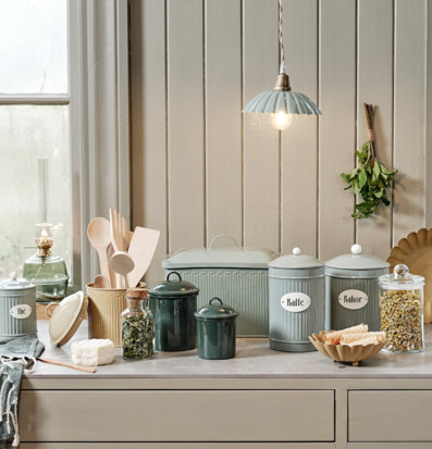 Bild av charmfull köksmiljö med plåtburkar och detaljer