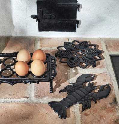 Bild av rustika grytunderlägg i järn och tegelmiljö